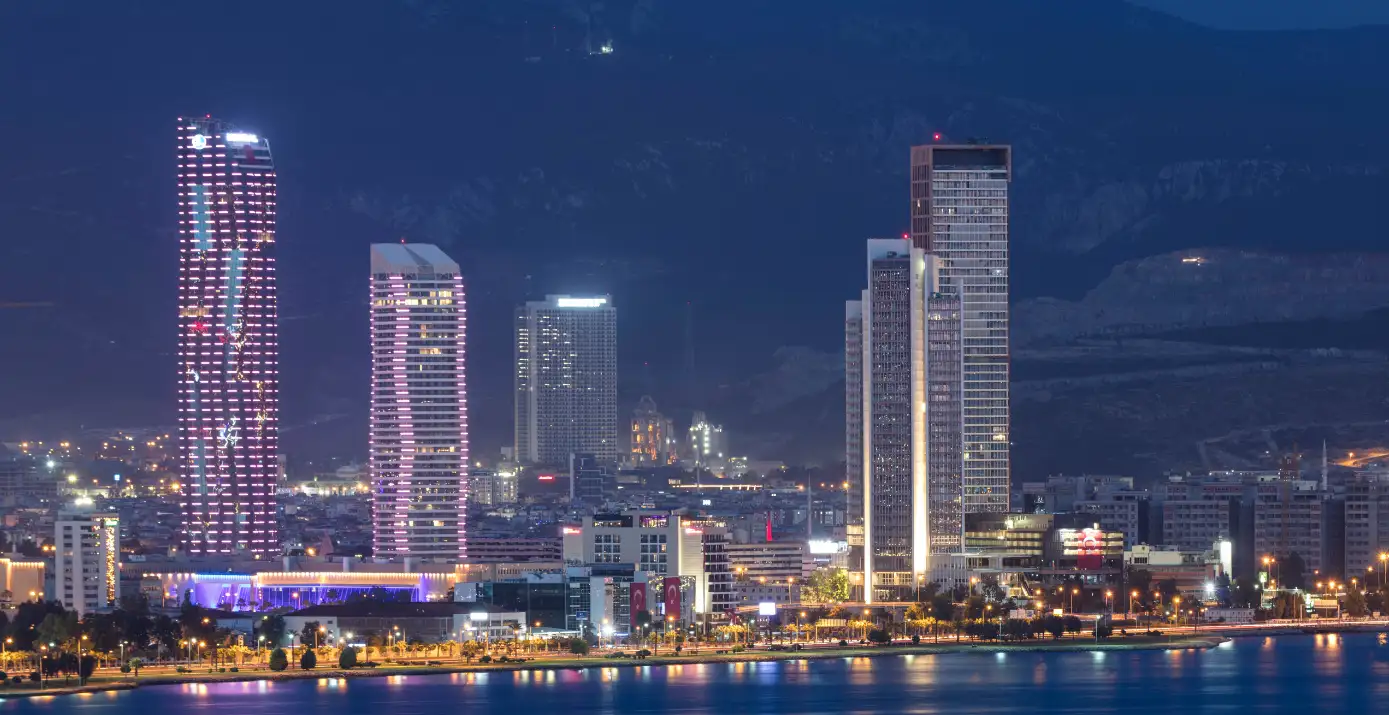 İzmir Bayraklı modern şehir silueti ve deniz manzarası