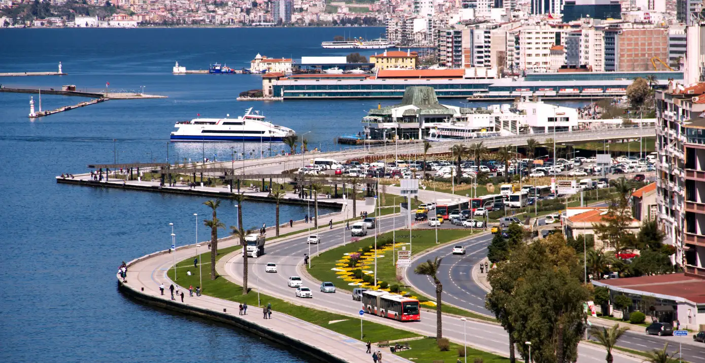İzmir Konak sahil şeridi ve deniz manzarası