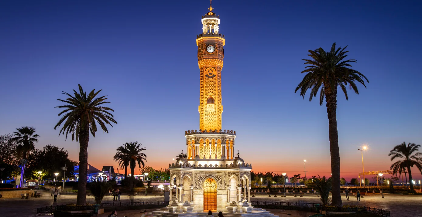 İzmir Saat Kulesi ve Konak Meydanı şehir manzarası
